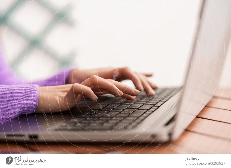 Persische Frau auf ihrem Balkon mit Laptop-Computer Lifestyle Tisch Arbeit & Erwerbstätigkeit Beruf Büro Business Notebook Technik & Technologie Internet Mensch