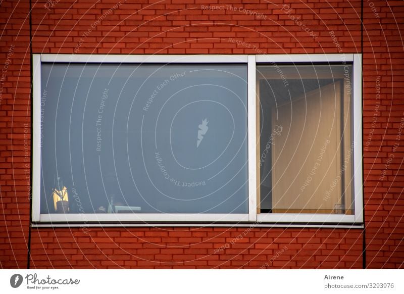 ein Fenster Fassade Terrasse blau braun rot Ordnung Backstein Glasscheibe Fensterfront einfach Sauberkeit deutlich Linie Rechteck Stadt Fensterscheibe Farbfoto