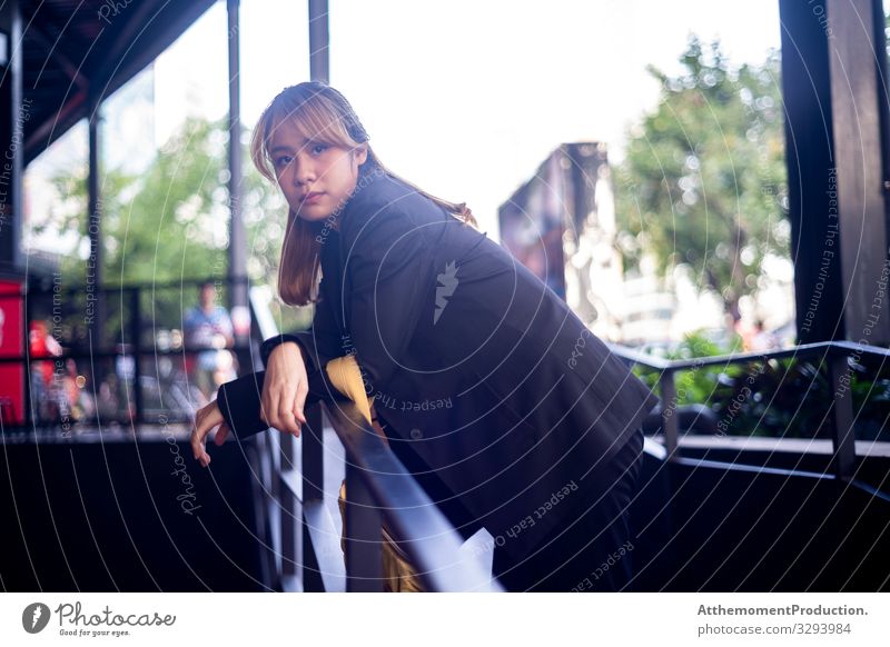 Coole Frau auf dem Hangpfad. Lifestyle Stil schön ruhig Ferien & Urlaub & Reisen Feierabend Mensch Erwachsene Platz Gebäude Treppe Mode Anzug Jacke Turnschuh