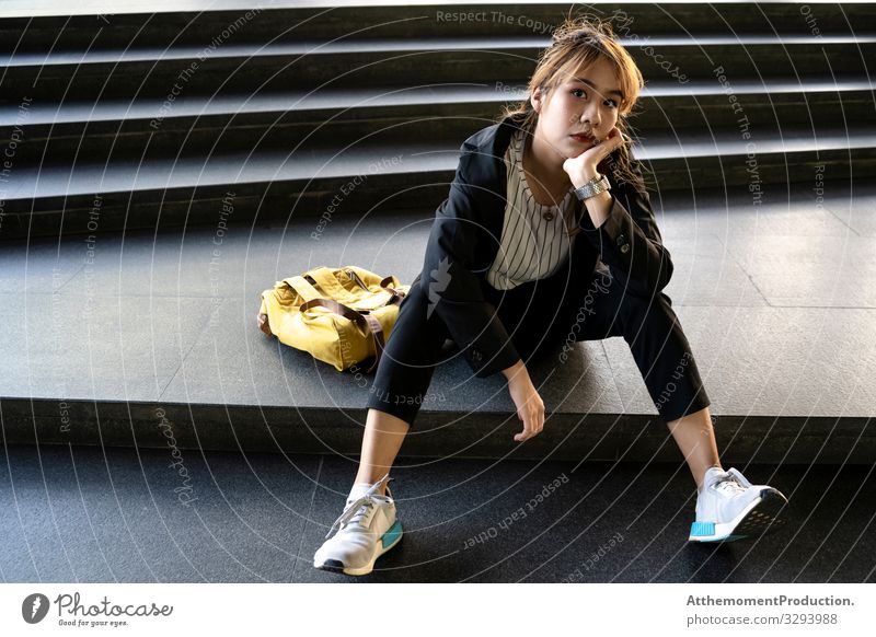 Coole Frau auf der Treppe. Lifestyle Stil schön ruhig Ferien & Urlaub & Reisen Feierabend Mensch Erwachsene Mode Anzug Jacke Turnschuh sitzen warten Coolness