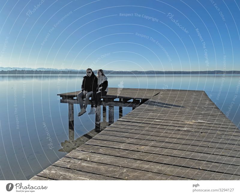 Chilling Lifestyle Glück Ferien & Urlaub & Reisen Tourismus Ausflug Ferne Freiheit Sonne Paar Wasser Herbst Berge u. Gebirge Seeufer Hafen Segel berühren