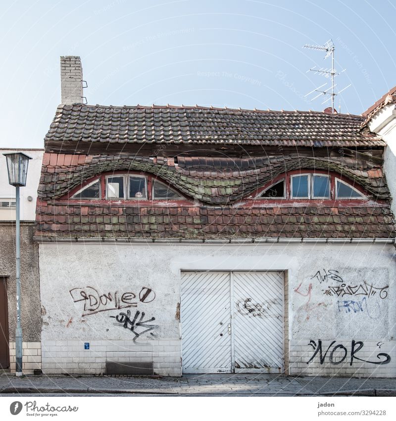 beobachter. Haus Traumhaus Wolkenloser Himmel Stadt Hütte Tor Bauwerk Architektur Mauer Wand Fassade Fenster Dach Antenne Schriftzeichen Graffiti beobachten