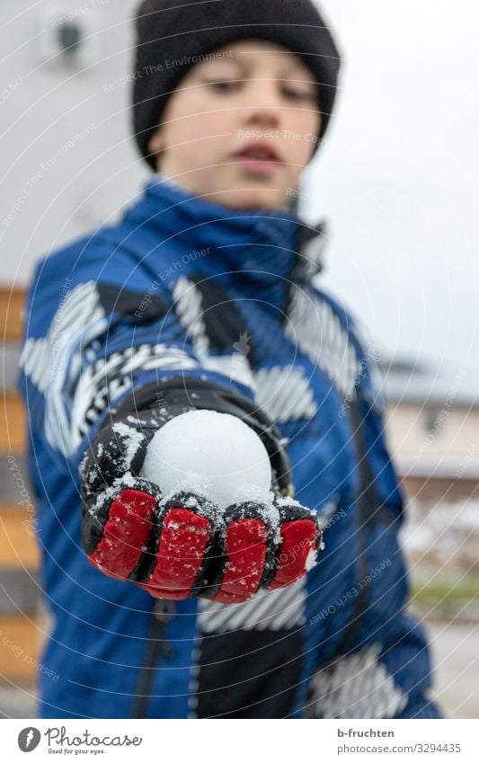 Schneeballschlacht Leben Freizeit & Hobby Spielen Ferien & Urlaub & Reisen Kindererziehung Schulhof Junge 1 Mensch Winter Jacke Handschuhe Mütze berühren