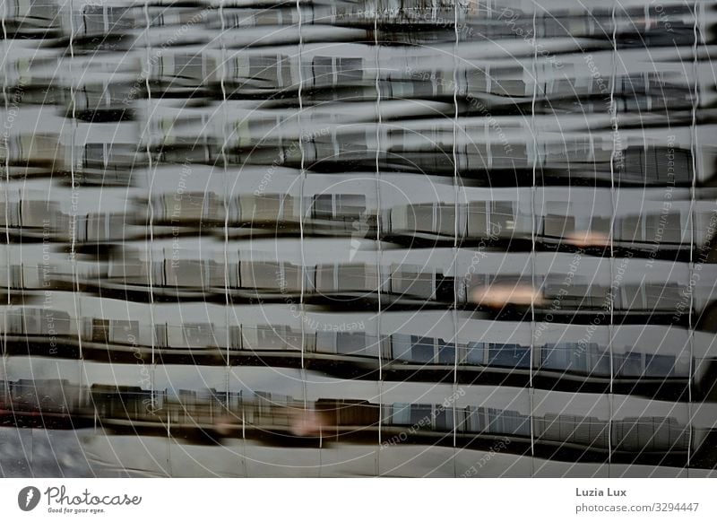 viele Fenster, Spiegelung Stadt Gebäude Architektur Fassade Balkon Beton Glas blau braun grau Wasser Wellen Reflexion & Spiegelung Gedeckte Farben Außenaufnahme