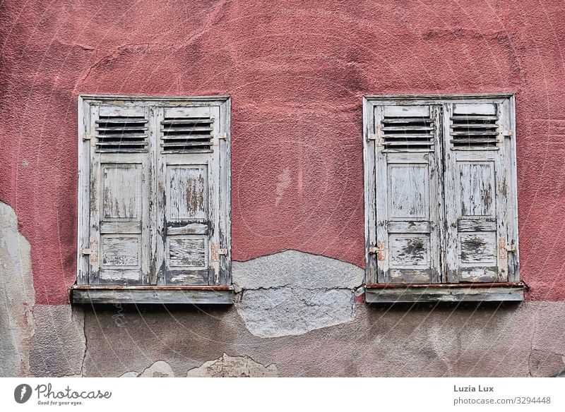 Alte Fenster Stadt Altstadt Haus Gebäude Mauer Wand Fassade alt kaputt grau rosa trist verfallen Fensterladen Gedeckte Farben Außenaufnahme Menschenleer