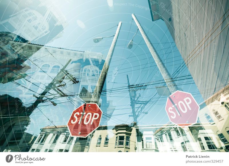 Confused Stadt Stadtzentrum bevölkert Haus Verkehr Verkehrsmittel Personenverkehr Straße Wege & Pfade Zeichen Schriftzeichen Schilder & Markierungen