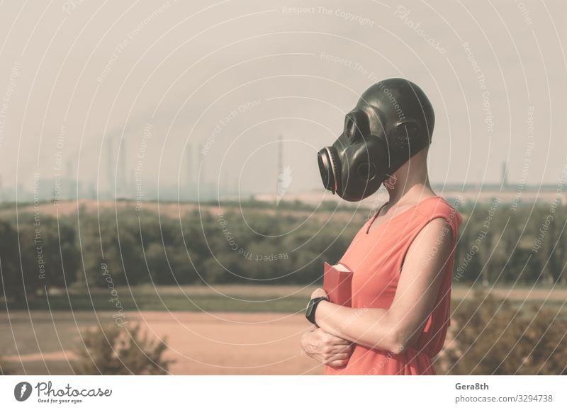 junges Mädchen mit Gasmaske im roten Kleid mit einem Buch Körper Fabrik Industrie Mensch Frau Erwachsene Hand Umwelt Natur Landschaft Pflanze Horizont Baum