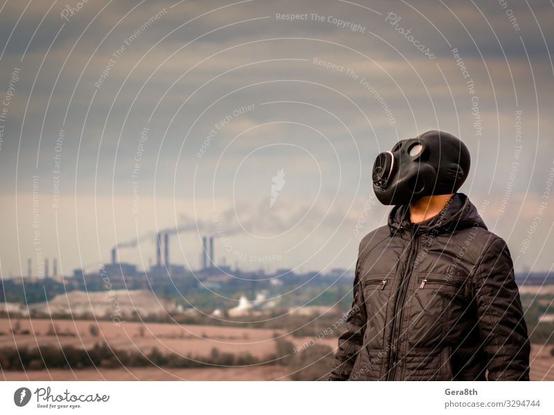 Mann mit Gasmaske inmitten des Rauchs aus den Fabrikrohren Industrie Mensch Erwachsene Umwelt Natur Landschaft Pflanze Himmel Wolken Baum Bekleidung bedrohlich