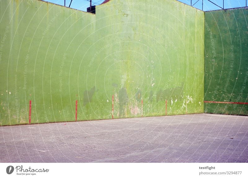 grüne Mauer Dorf Kleinstadt Menschenleer Platz Bauwerk Gebäude Architektur Wand Fassade wenige kahl karg Außenaufnahme Textfreiraum oben Textfreiraum unten