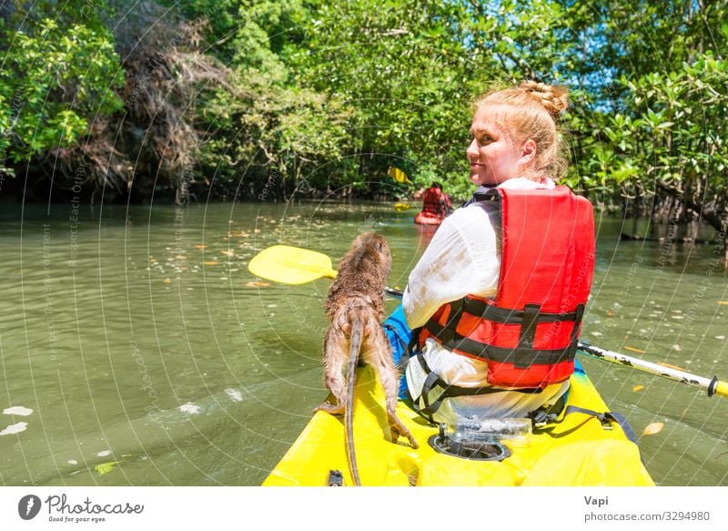 Junge Frau Kajakfahren Lifestyle exotisch Freude Freizeit & Hobby Ferien & Urlaub & Reisen Tourismus Ausflug Abenteuer Sommer Sommerurlaub Insel wandern Sport