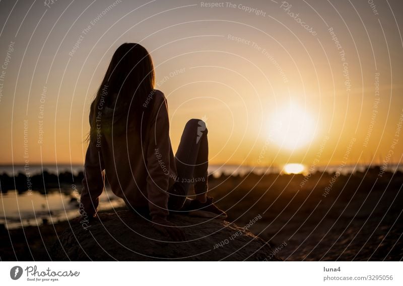 Mädchen genießt den Sonnenuntergang am Meer Zufriedenheit Erholung Ferien & Urlaub & Reisen Natur Felsen Ostsee genießen sitzen Stimmung Romantik Einsamkeit