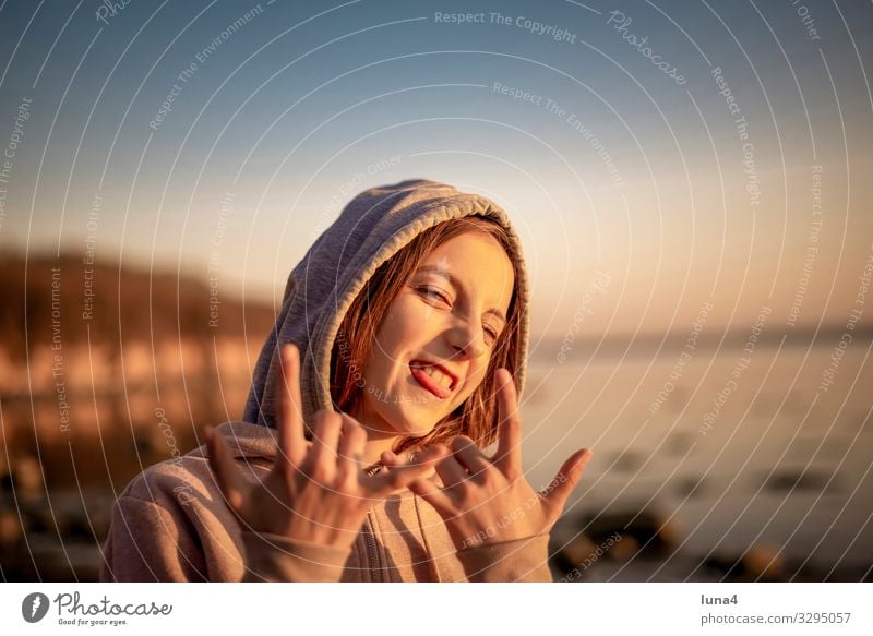 fröhliches Mädchen Freude Glück Zufriedenheit Meer Kind Natur blond langhaarig Zeichen lachen frech Fröhlichkeit positiv Gefühle Hoffnung teenager gestikulieren