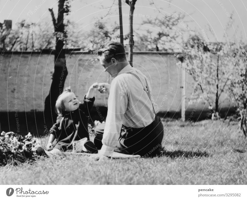 ein fall für | papa‘s liebling Kleinkind Mann Erwachsene Vater Kindheit 2 Mensch 1-3 Jahre 30-45 Jahre Natur Frühling Garten Wiese Spielen Freude analog