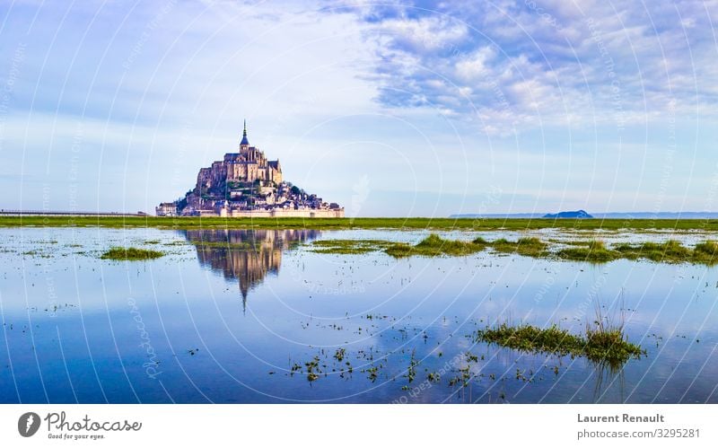 Mont-Saint-Michel reflektierend in blau Ferien & Urlaub & Reisen Tourismus Meer Insel Landschaft Kirche Burg oder Schloss Architektur Denkmal Frankreich Kloster