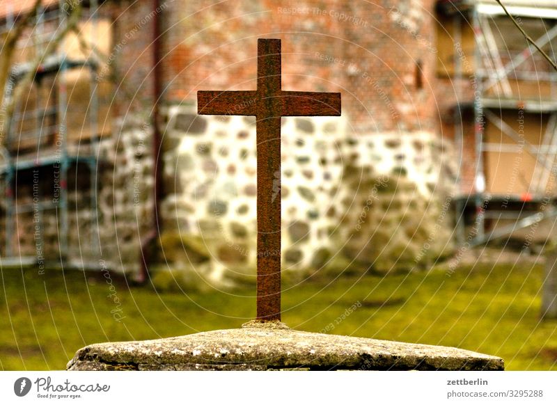 Kreuz in Altenkirchen Christliches Kreuz Christentum Religion & Glaube Kirche Friedhof Eingang Eisen Rost Menschenleer Textfreiraum altenkirchen Dorf Dorfkirche