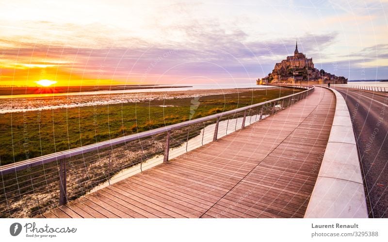 Mont-Saint-Michel von der Brücke Ferien & Urlaub & Reisen Tourismus Meer Insel Landschaft Kirche Architektur Denkmal orange Frankreich Kloster Bucht bretagne