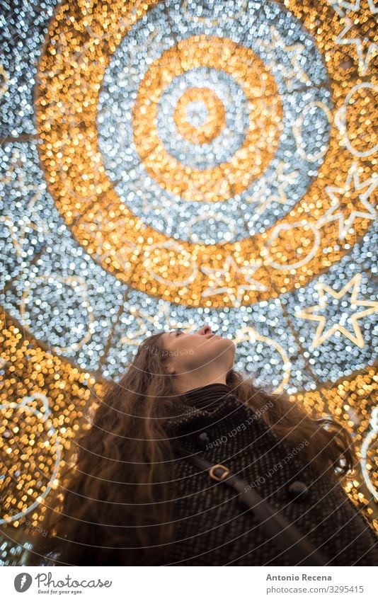 Frau im Weihnachtsbaum mit Blick auf die Lichter Lifestyle Winter Dekoration & Verzierung Mensch Erwachsene Baum Ornament Gefühle Freude Weihnachten