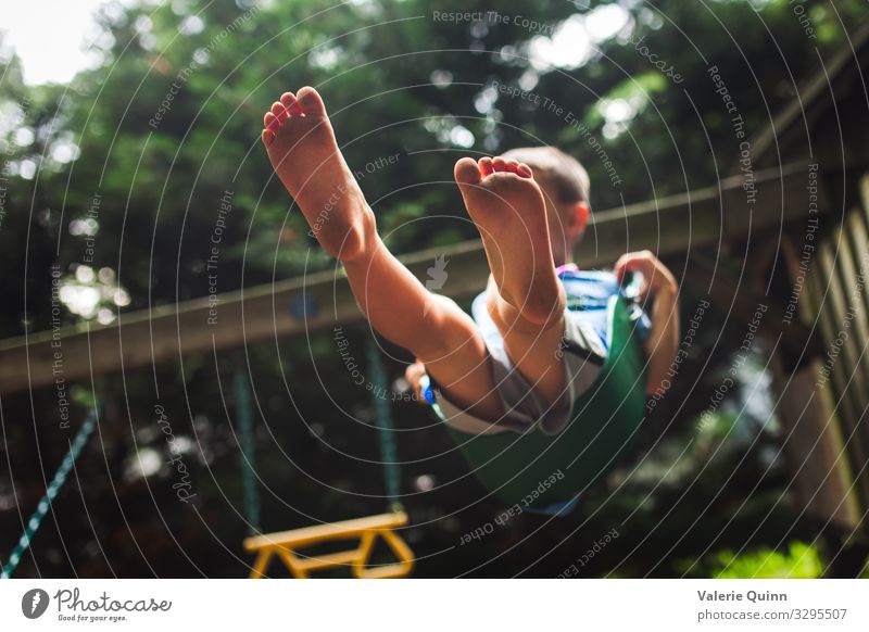 Flying High Kind Junge Körper Fuß 1 Mensch 3-8 Jahre Kindheit Baum schaukeln Spielen frei Fröhlichkeit Freude Barfuß nackte Füße Zehen Farbfoto Außenaufnahme