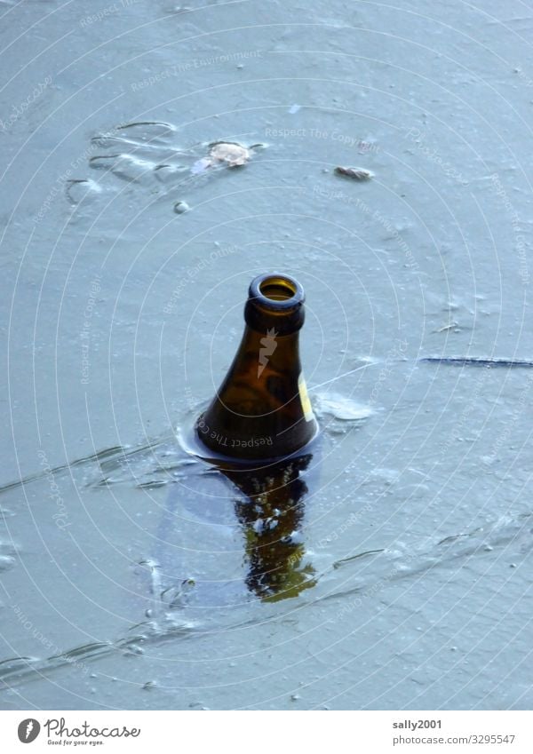 Rest vom Winterfest... Getränk Bier Feste & Feiern Silvester u. Neujahr Eis Frost Seeufer Flussufer Teich frieren stehen Einsamkeit kalt Sucht