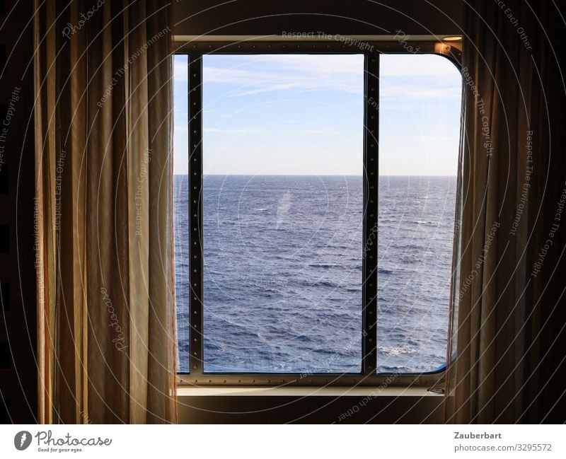 Meerblick Ferien & Urlaub & Reisen Kreuzfahrt Gardine Fenster Schifffahrt Kreuzfahrtschiff Blick trist blau braun ruhig Neugier Hoffnung Sehnsucht Enttäuschung