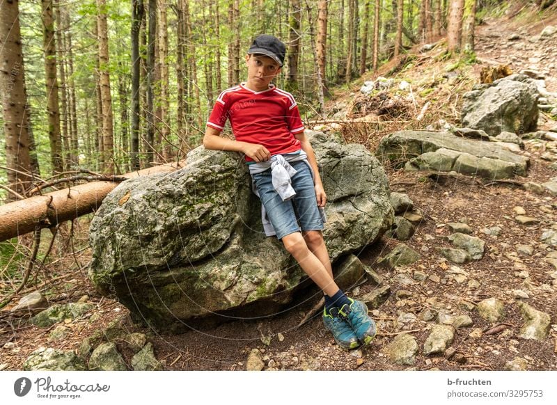 Kind an einem Stein lehnend Leben Wohlgefühl ruhig Freizeit & Hobby Spielen Ferien & Urlaub & Reisen Ausflug Abenteuer Sommer Berge u. Gebirge wandern Junge 1