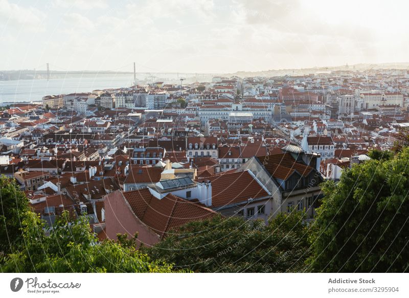 Küstenstadt in Meeresnähe am Abend Haus Stadt MEER Dach Buchse wolkig Himmel Portugal Wohnsiedlung Großstadt Außenseite Ufer Wasser Abenddämmerung Dämmerung