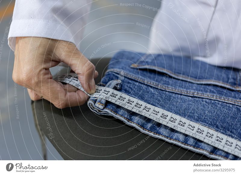 Arbeitende Frau bei der Kontrolle von Textilfabriken Industrie Fabrik Bekleidung Herstellung Arbeiter Maschine Nähen Hände Gewebe Hose Blue Jeans Beruf