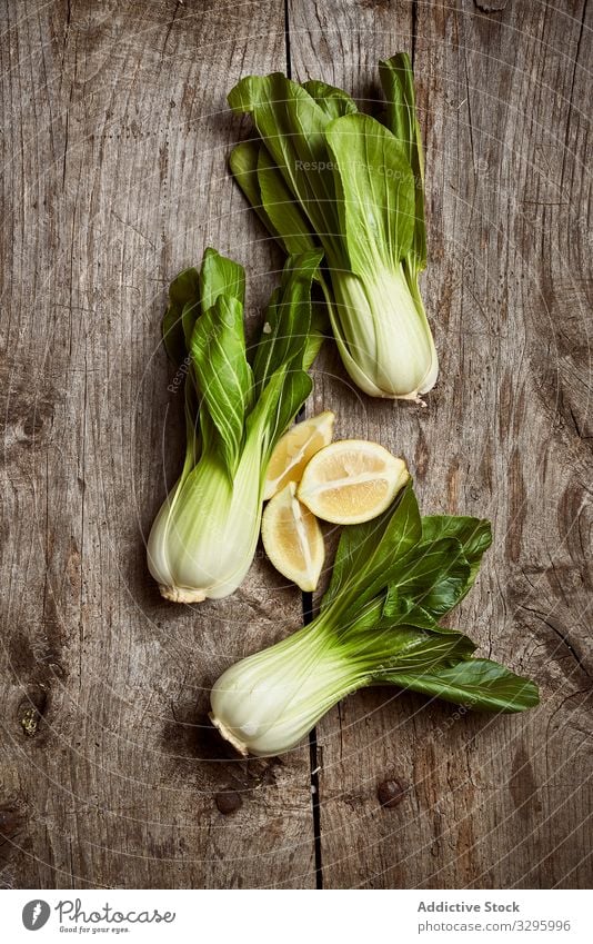 Bok Choy auf Holztisch Bok Choi Gemüse frisch reif altehrwürdig Teller Tisch schäbig Lebensmittel grün Bestandteil Gesundheit roh Blatt Vegetarier Veganer