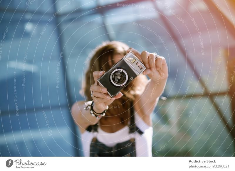 Frau, die mit der Kamera fotografiert fotografierend Fotoapparat jung analog Fotografie Halt tragbar Mini Aktivität einfangen Filmmaterial Linse optisch Fokus