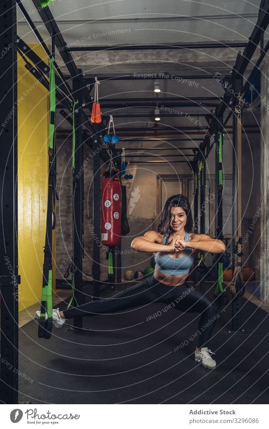 Frau, die Seile zieht und in der Turnhalle trainiert Fitnessstudio Training passen Übung Lifestyle ziehend strecken Sport Gesundheit Sportbekleidung sportlich