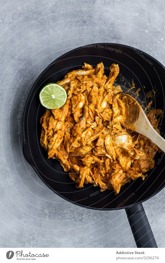 Köstliches Hühnercurry in schwarzer Pfanne Curry Hähnchen Kalk Mahlzeit Abendessen Lebensmittel Mittagessen heiß Inder Würzig Küche lecker Rezept Speise