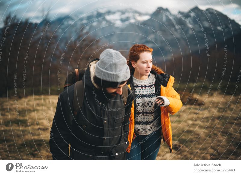 Liebenswertes Paar verbringt an einem kalten Tag Zeit in den Bergen reisend Berge u. Gebirge amourös Partnerschaft Abenteuer Natur Freiheit Aktivität Tourist