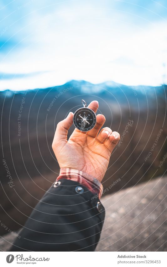 Reisender hält Kompass in den Bergen in der Hand Regie Felsen Berge u. Gebirge reisen Schifffahrt Geografie Orientierung forschen Suche Zeichen Erkundung