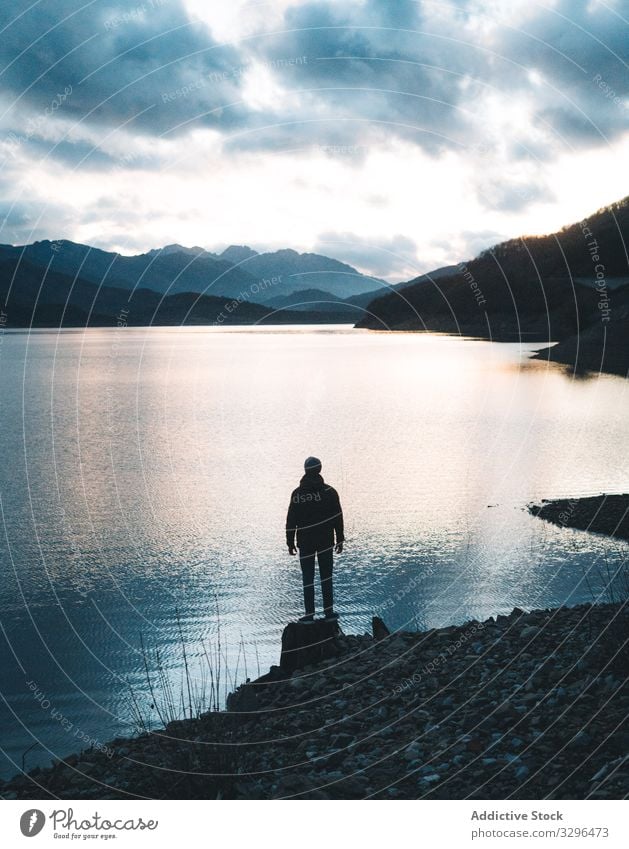 Mann schaut auf See, der Wolken reflektiert Reisender Berge u. Gebirge Hut reisen Natur Abenteuer Tourist Urlaub Landschaft Freiheit Fernweh Kristalle extrem