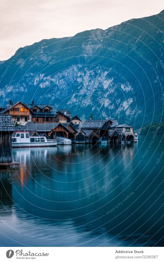 Ruhiger See und Stadt in der Nähe der Berge Berge u. Gebirge Windstille Ufer wolkig tagsüber Landschaft Wasser Österreich malerisch Haus Architektur Außenseite