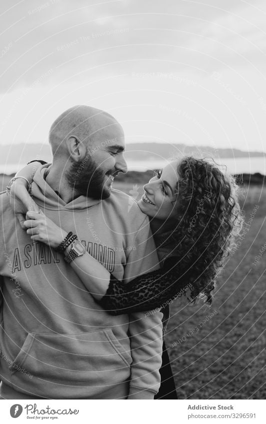 Verliebtes Hipster-Paar im Feld stehend romantisch Umarmen Natur Glück jung Liebe Zusammensein Gras sitzen Umarmung kuscheln Romantik Partnerschaft Zärtlichkeit