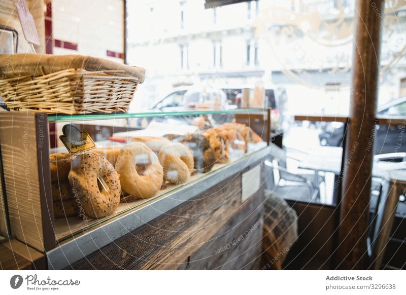 Donuts im Schaufenster einer Bäckerei Krapfen Sortiment Gebäck Anzeige Dessert Frankreich Paris süß Lebensmittel Restaurant Fenster lecker Kuchen Zucker