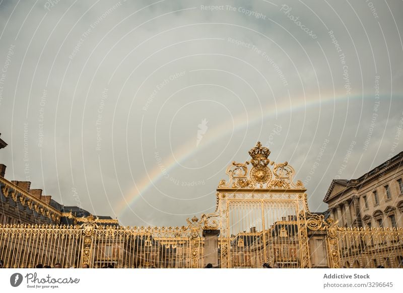 Regenbogen und antiker Zaun Gate Großstadt Paris Frankreich Gebäude Antiquität Architektur Außenseite Ort alt Revier Stadt Stadtbild Design Aussehen Europa