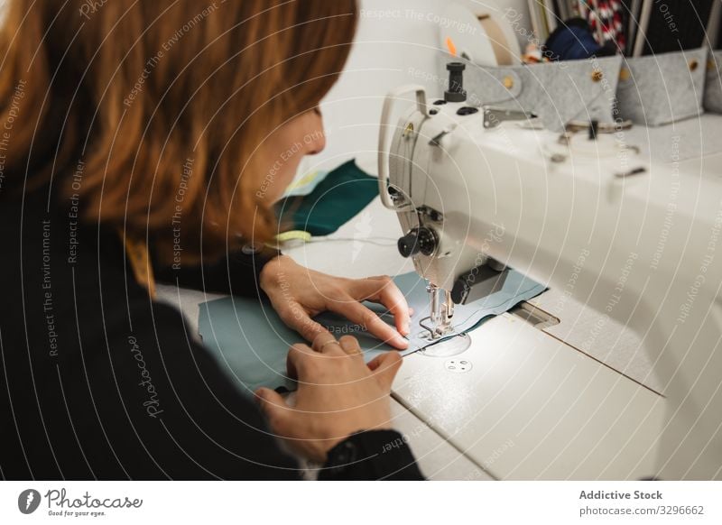 Nähen mit der Nähmaschine in der Werkstatt Näherin Arbeit Frau nähen Gewebe Handwerk Beruf Material Bekleidung Maschine Erwachsener Schneider Scheitel Element