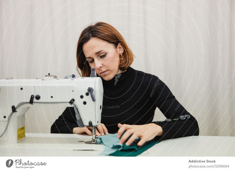 Nähen mit der Nähmaschine in der Werkstatt Näherin Arbeit Frau nähen Gewebe Handwerk Beruf Material Bekleidung Maschine Erwachsener Schneider Scheitel Element