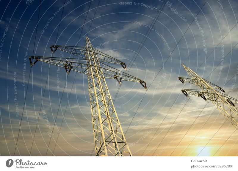 Hochspannung Elektrizität Mast Energiewirtschaft Stahl Kraft Strom Stromleitung Starkstrom Sommer Hochspannungsleitung Gerüst Elektrik Industrie Farbfoto