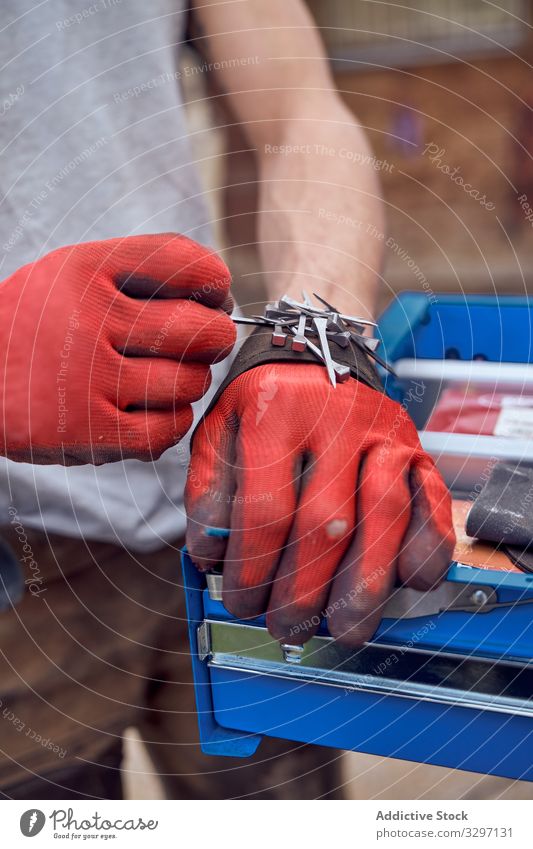 Hände mit roten Handschuhen beim Arbeiten dreckig Hausarbeit Hygiene Raumpfleger Haushalt Wasser spülen Pflicht Waschbecken jung Draufsicht Geschirrspülen Glas