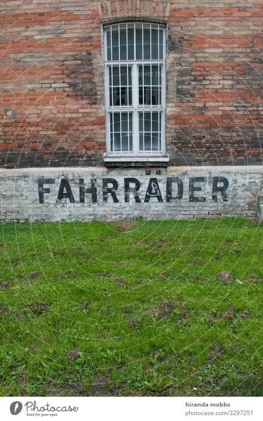 Fahrräderfassade Fahrradtour Altstadt Industrieanlage Fabrik Bauwerk Gebäude Architektur Schriftzeichen Schilder & Markierungen fahren alt braun grün rot Senior