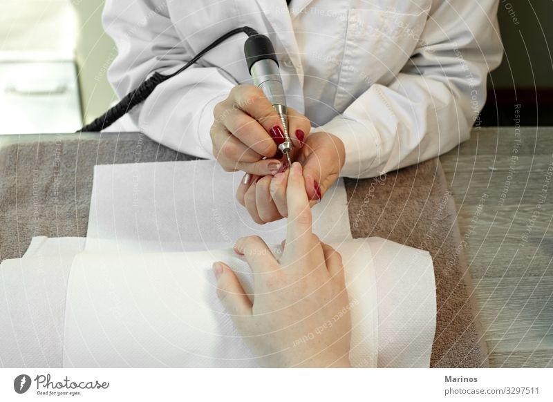 Fingernagelpflege. schön Maniküre Behandlung Spa Mensch Frau Erwachsene Hand rot Farbe nageln Pflege Salon Trimmen Beautyfotografie Nägel polnisch Kosmetikerin