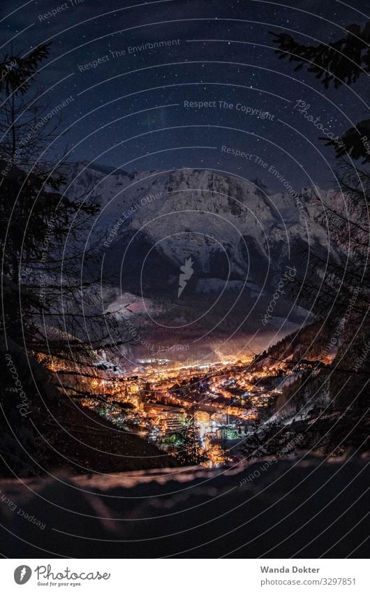 Little City in the Austrian Alps in Winter Tourismus Ausflug Abenteuer Schnee Winterurlaub Berge u. Gebirge wandern Landschaft Nachthimmel Stern Alpen