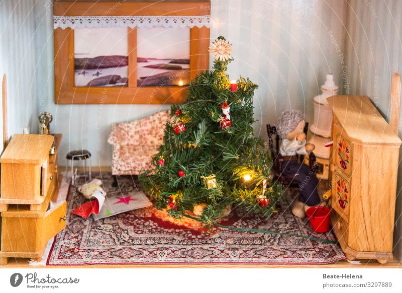 Lernen am Vorbild: Weihnachten in der Puppenstube Tannenbaum Christbaum Kerzen Christbaumschmuck Geschenke Puppenhaus spielerisch Weihnachten & Advent