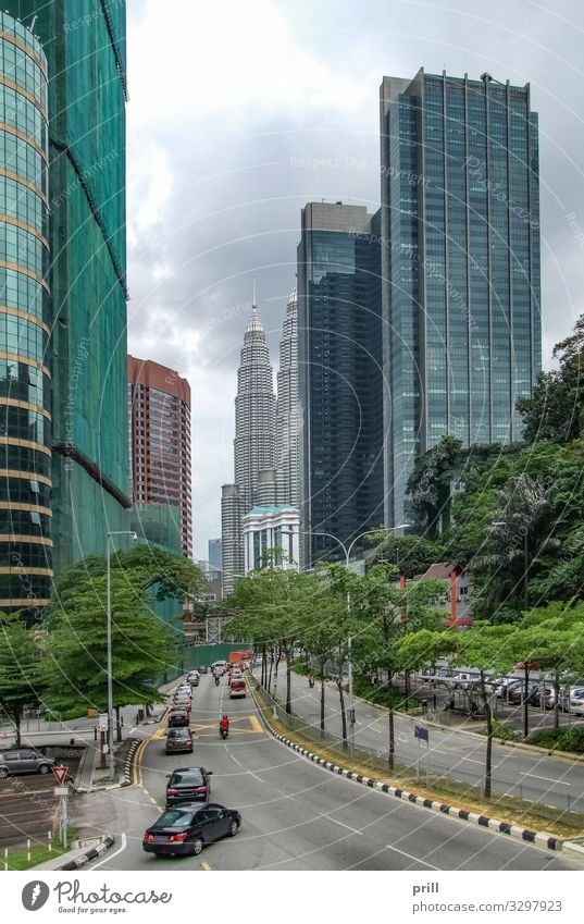 impression of Kuala Lumpur Haus Pflanze Baum Stadt Stadtzentrum Hochhaus Bauwerk Gebäude Architektur Fassade Verkehr Straße Fahrzeug PKW authentisch