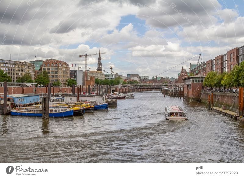 around Port of Hamburg Tourismus Wasser Küste Bach Fluss Stadt Hafenstadt Bauwerk Gebäude Architektur Verkehr Wasserfahrzeug authentisch Hamburger Hafen