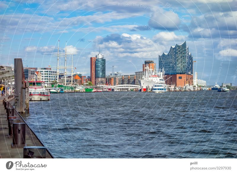 around Port of Hamburg Tourismus Wasser Küste Bach Fluss Stadt Hafenstadt Bauwerk Gebäude Architektur Verkehr Wasserfahrzeug authentisch Hamburger Hafen