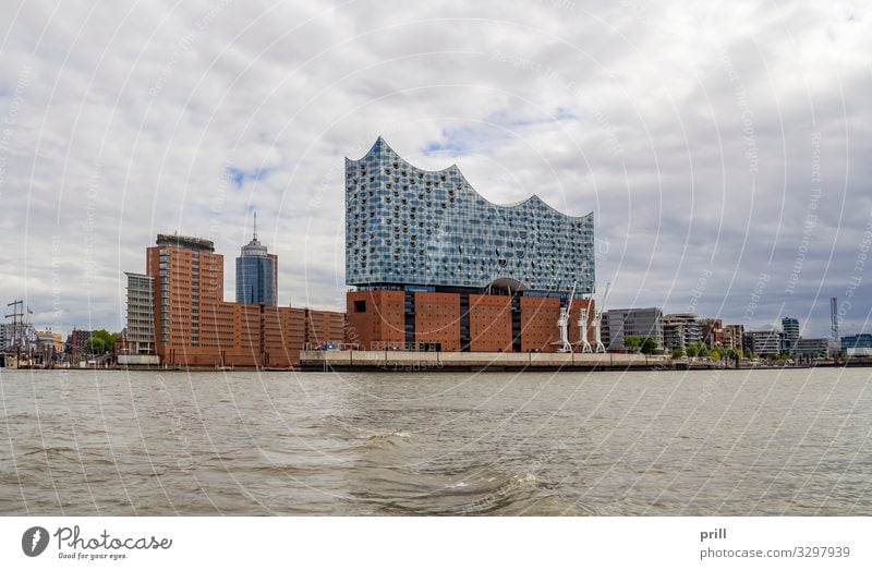 around Port of Hamburg Tourismus Wasser Küste Bach Fluss Stadt Hafenstadt Bauwerk Gebäude Architektur Verkehr authentisch Hamburger Hafen seehafen